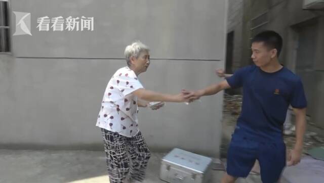 视频｜消防员38℃下摘马蜂窝 老奶奶为答谢追着送冰棍