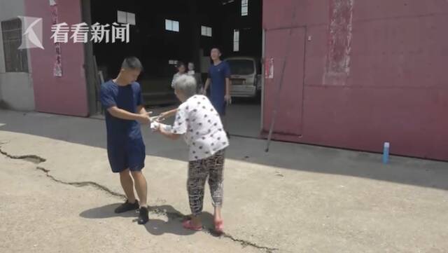 视频｜消防员38℃下摘马蜂窝 老奶奶为答谢追着送冰棍