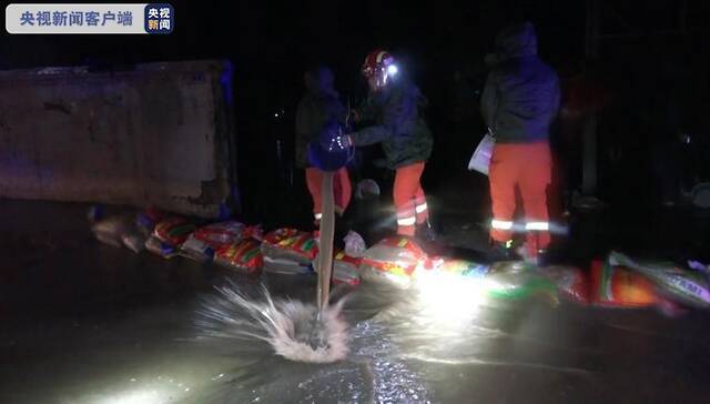 暴雨致河水猛涨 四川甘孜州稻城县部分街道民房被淹