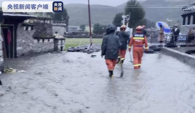 暴雨致河水猛涨 四川甘孜州稻城县部分街道民房被淹