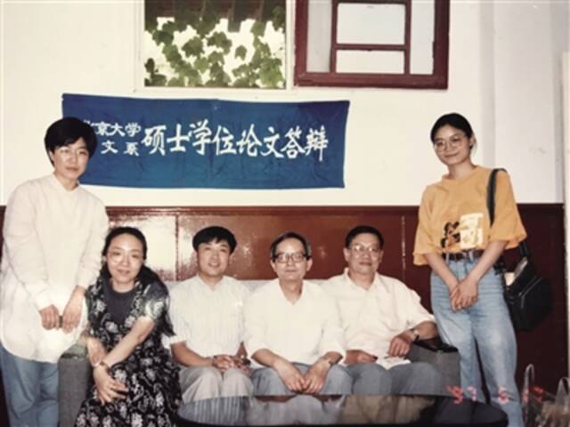 1997年北京大学中文系硕士学位论文答辩。左起为朴贞姬、戴锦华、曹文轩、洪子诚、赵祖谟、贺桂梅。