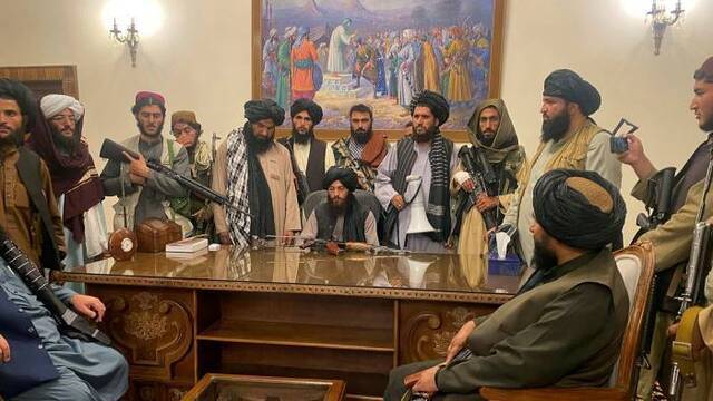 ▲塔利班组织占领阿富汗总统府。图据NBC新闻