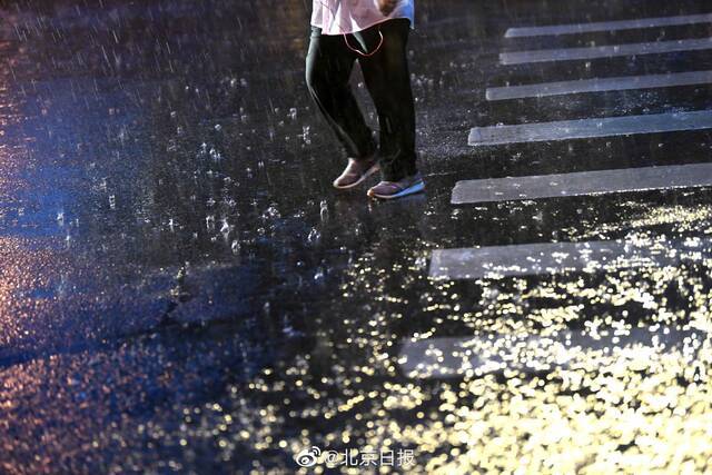 北京夜间有雷阵雨并伴有短时大风和冰雹