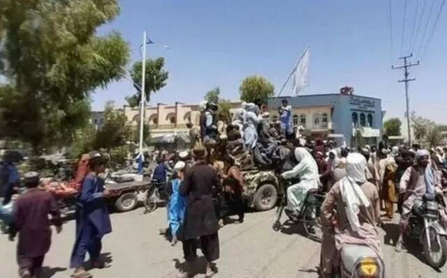 塔利班8月13日在阿富汗第二大城市坎大哈街头。