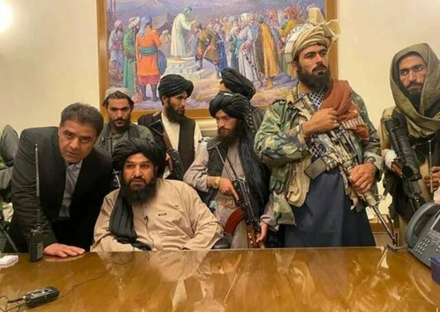 进入阿富汗总统府的塔利班士兵。
