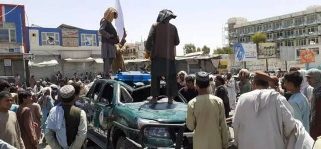  8月13日，塔利班武装人员在阿富汗第二大城市坎大哈街头。新华社发