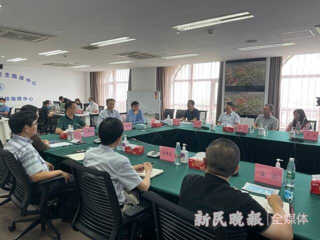 上海市新冠肺炎医疗救治专家组在上海市公卫中心举行例行会诊会议新民晚报记者徐程/摄