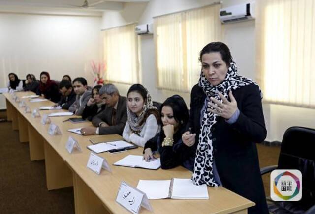 ↑1996年到2001年塔利班掌权期间，曾禁止女性从事大部分工作，也禁止她们上学。图为2015年，喀布尔大学开设性别与女性研究专业课程。图据新华社