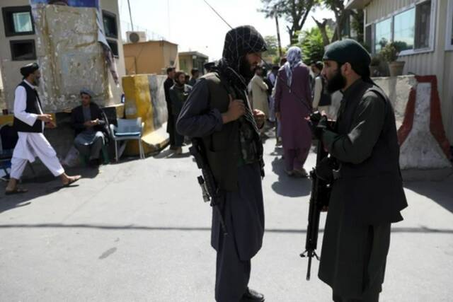 当地时间2021年8月16日，阿富汗喀布尔，塔利班武装人员进入喀布尔。图/IC photo