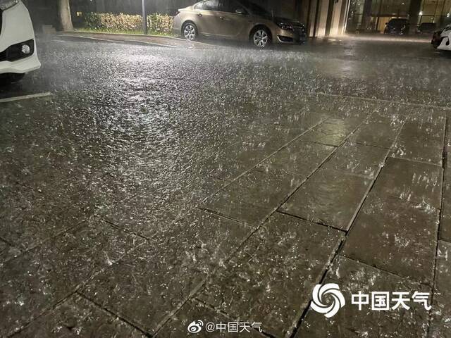 街头实拍！北京突降暴雨