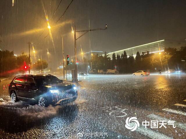 街头实拍！北京突降暴雨