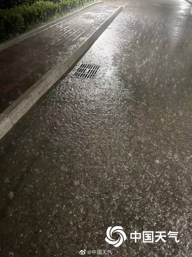 街头实拍！北京突降暴雨