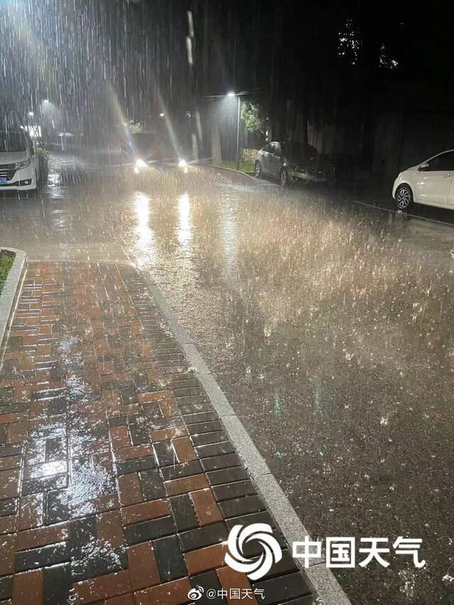 街头实拍！北京突降暴雨