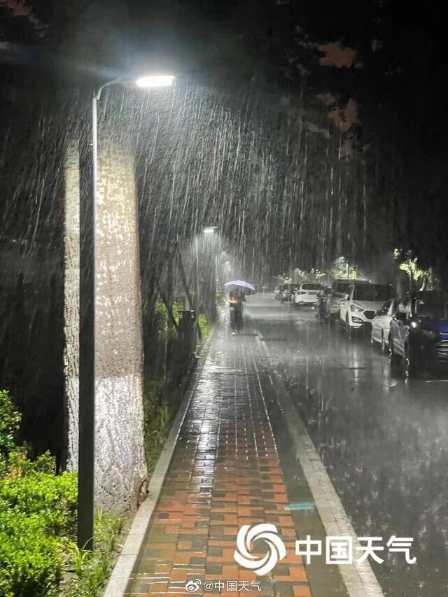 街头实拍！北京突降暴雨