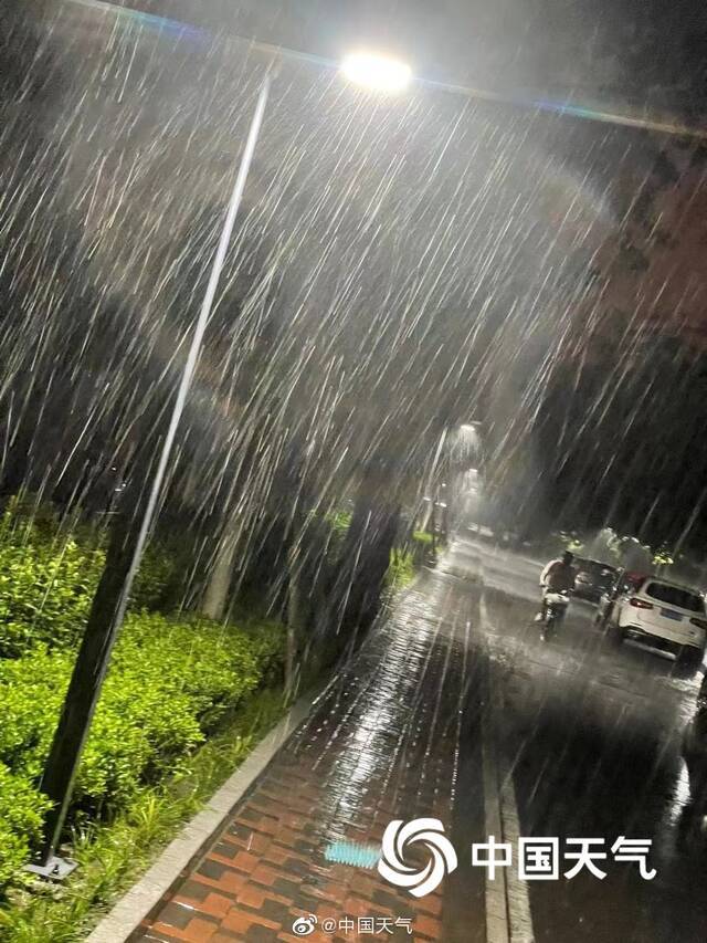 街头实拍！北京突降暴雨