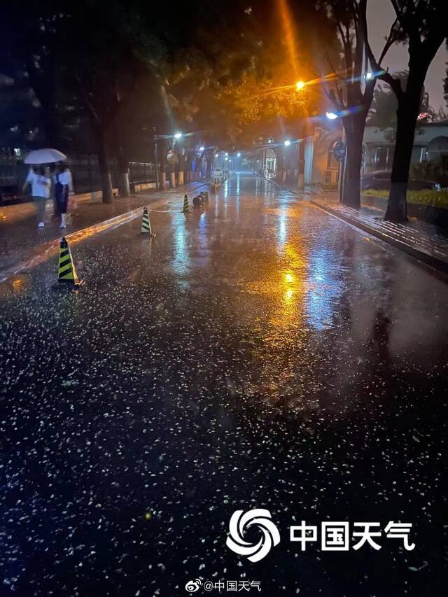 街头实拍！北京突降暴雨