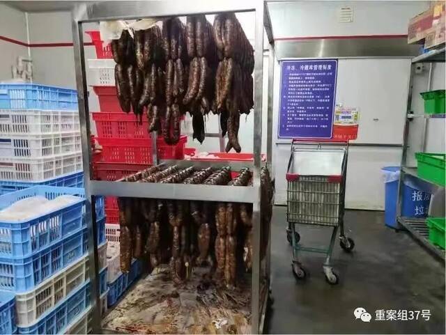 一些有味儿变质的肉铰馅后被灌装香肠。新京报调查暗访组