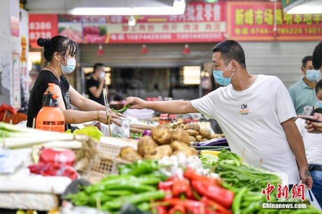 张家界一菜市场市民在购买蔬菜。邵颖摄