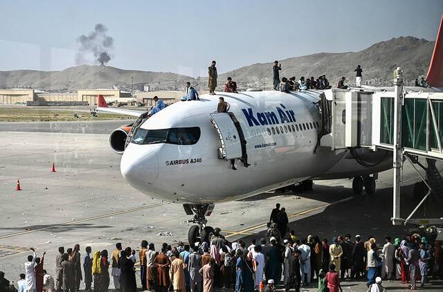 喀布尔机场混乱一日：爬墙爬客机挂军机，致10人死亡