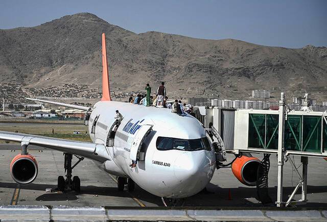 喀布尔机场混乱一日：爬墙爬客机挂军机，致10人死亡