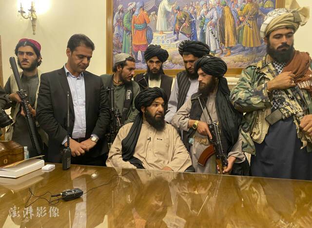 8月15日，阿富汗喀布尔，塔利班宣称控制阿富汗总统府。图自澎湃影像