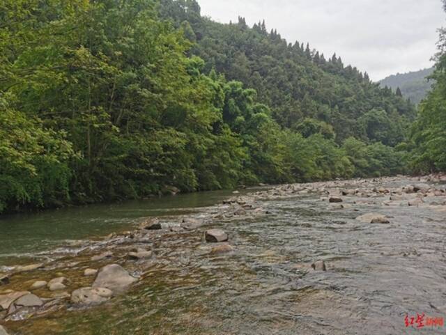 佛子岩掩映在山林中