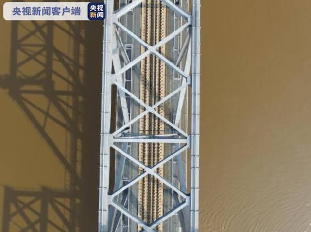 中俄两国首座跨江铁路大桥铺轨贯通