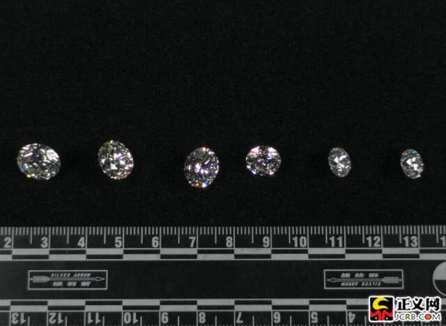 被查获的6颗钻石。