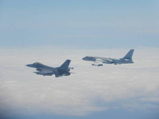 解放军军机（右）示意图（图片来源：台湾防务部门官网）