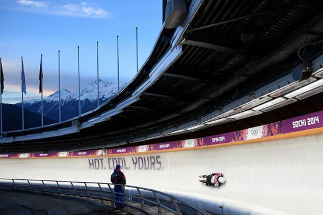 2014年2月14日，一位选手在索契冬奥会钢架雪车男子单人预赛中。图