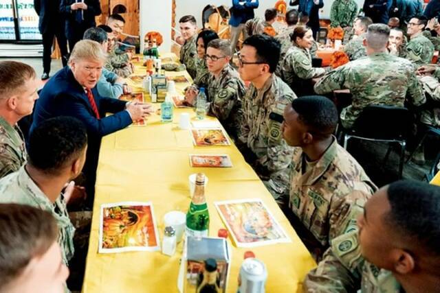 2019年11月28日，阿富汗巴格拉姆，美国总统特朗普视察美军士兵，与士兵一起庆祝感恩节。本版图/人民视觉