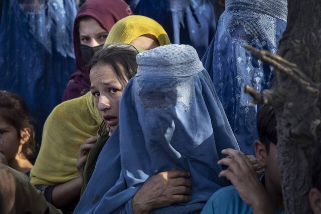 2021年8月10日，阿富汗喀布尔，由于塔利班与阿富汗政府军发生冲突，阿富汗北部省份居民流离失所，他们离开家园涌入首都喀布尔的公园里寻求避难。