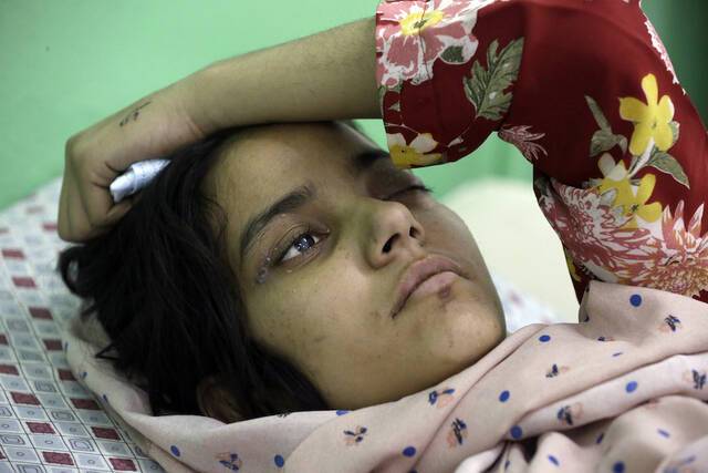 2021年8月10日，阿富汗首都喀布尔，在塔利班与阿富汗安全人员的战斗中受伤的阿富汗民众，在红十字国际委员会康复中心接受治疗。