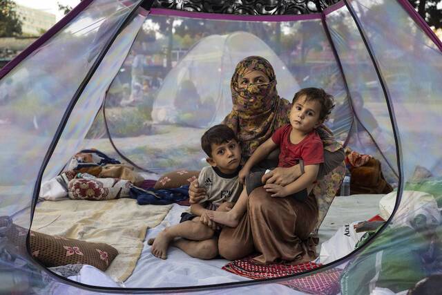 2021年8月10日，阿富汗喀布尔，由于塔利班与阿富汗政府军发生冲突，阿富汗北部省份居民流离失所，他们离开家园涌入首都喀布尔的公园里寻求避难。