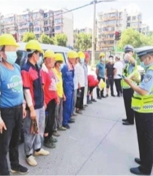 核载5人的车竟搭载了12人