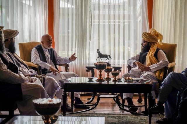 塔利班政治办公室成员同阿富汗前总统卡尔扎伊及多名政界人士会面