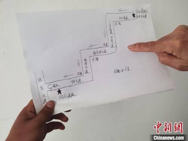 为让外地司机尽快找到核酸检测点，查检点的工作人员手画了一张简陋而温暖的地图。被采访者马明宏供图