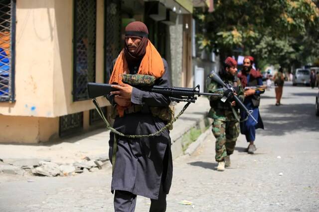 当地时间2021年8月18日，阿富汗喀布尔，塔利班武装人员在街头巡逻。图/IC photo