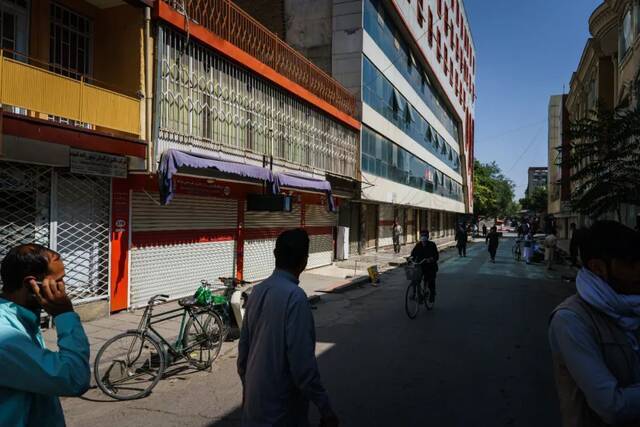 当地时间2021年8月16日，阿富汗喀布尔，喀布尔的一条交通要道，商家在未得到塔利班准许前不敢重新开业。图/IC photo