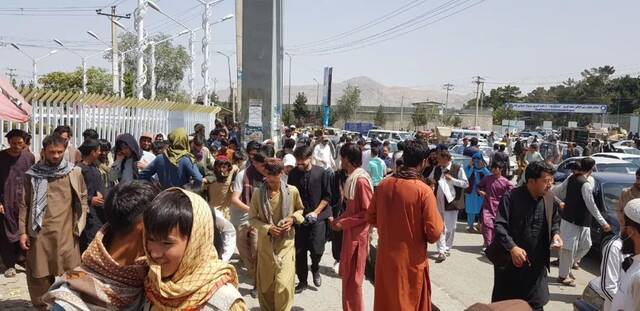 当地时间2021年8月17日，阿富汗民众涌向喀布尔国际机场。/IC photo