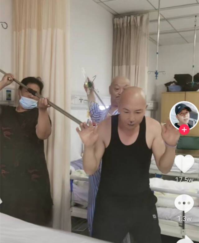 赵新志的病友配合他拍摄搞笑视频。网络视频截图
