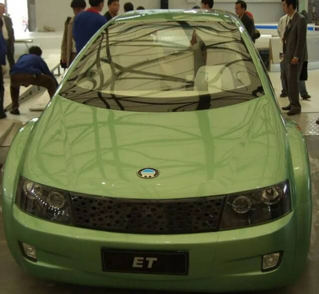 图/新浪汽车（2004年，比亚迪首款电动概念车ET。）
