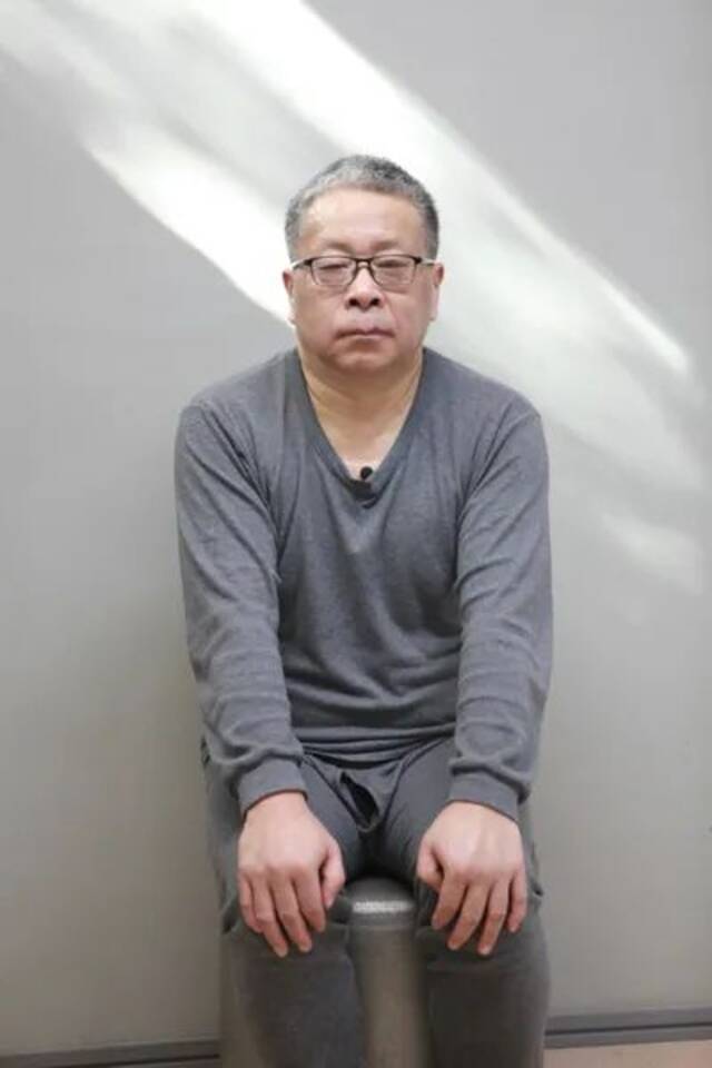 他感觉离“危险”不远了，想方设法调离地方去北京央企工作，后又辞去公职