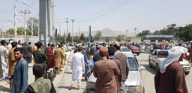 大批阿富汗民众继续涌向喀布尔机场