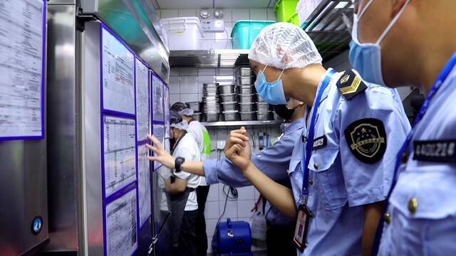 执法人员现场检查“网红”饮品店。（央广网发通讯员区海鹏供图）