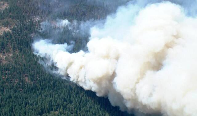 美国北加州卡尔多山火迅速蔓延 数千人被迫撤离