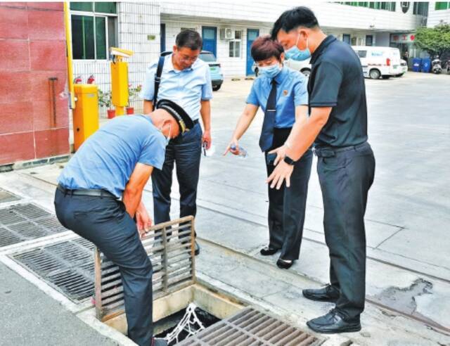 河南省新乡市检察院灾后督促修复问题井盖542个