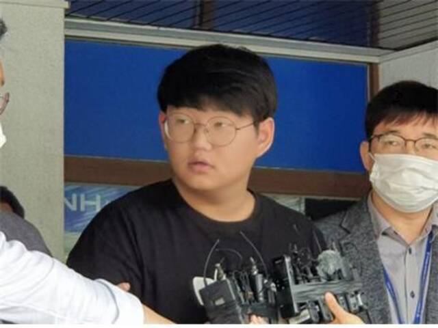 韩国“N号房”创建人文亨旭在安东警察局前回答了记者的提问。来源：朝鲜日报