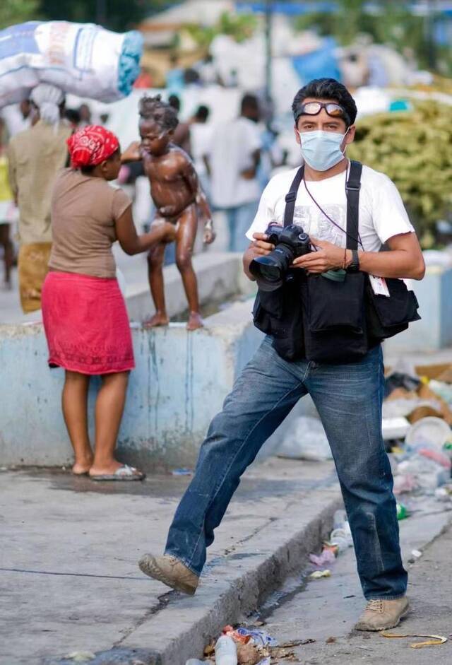 全球连线  相隔11年，新华社记者在海地记录的两场地震