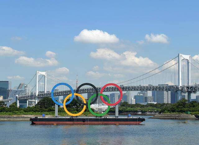 2021年7月22日拍摄的位于东京湾的奥运五环标志。新华社记者李贺摄